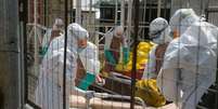 <p>Agentes de saúde tratam de pacientes com Ebola perto de Freetown, Serra Leoa</p>  Foto: Baz Ratner / Reuters