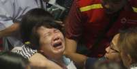 <p>Parentes de passageiros que estavam no avião da AirAsia choram ao saber que corpos foram encontrados no Mar de Java</p>  Foto: AP