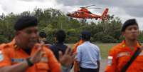 Com tempo ruim, helicóptero leva corpos para aeroporto  Foto: Reuters