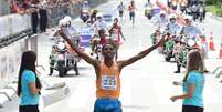 O Etíope Dawit Admasu foi o vencedor da prova masculina da São Silvestre  Foto: Djalma Vassao / Gazeta Press