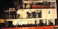 O cargueiro Blue Sky M, com estimados 900 imigrantes, chega ao porto de Gallipoli, no sul da Itália, nesta quarta-feira. 31/12/2014  Foto: Stringer / Reuters