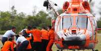 <p>Equipes de resgate e busca da Indonésia descarregam corpo de duas vítimas do acidente aéreo da AirAsia em Pangkalan Bun</p>  Foto: Darren Whiteside / Reuters