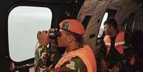 Membros da Força Aérea da Indonésia buscam pelos corpos das vítimas de um voo da AirAsia que caiu no Mar de Java. 1/01/2015.  Foto: Reuters