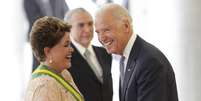 Biden cumprimenta Dilma durante cerimônia de posse nesta quinta-feira  Foto: Ueslei Marcelino / Reuters