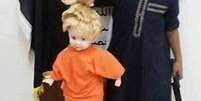 <p>Criança encena execução usando boneca</p>  Foto: Mail Online / Reprodução