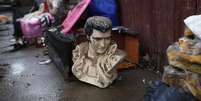 Busto de Elvis Presley  é deixado na calçada com destroços resultantes da passagem do furacão Sandy no bairro de Midland Beach, em Staten Island, na cidade de Nova York. 13/11/2012  Foto: Mike Segar / Reuters