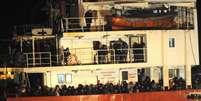 Primeiro navio abandonado nesta semana foi resgatado em segurança   Foto: BBC Brasil / Reuters