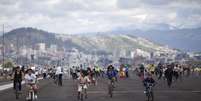 Equatorianos andam de bicicleta no Aeroporto Internacional Mariscal Sucre, em Tababela, nos arredores de Quito, no Equador, em maio de 2013. 19/05/2013  Foto: Guillermo Granja / Reuters