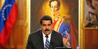 Presidente da Venezuela, Nicolás Maduro, exibe cópia da Constituição durante entrevista coletiva no Palácio Miraflores, em Caracas, na Venezuela, no fim de dezembro. 30/12/2014  Foto: Carlos Garcia Rawlins / Reuters