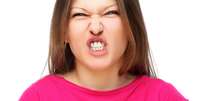 Dor de cabeça e no maxilar, perda de dentes e boca travada são alguns dos sintomas do bruxismo  Foto: Accord / Shutterstock
