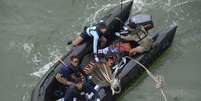 As buscas por corpos e objetos do avião do AirAsia continuam no mar de Java   Foto: Adek Berry / Reuters