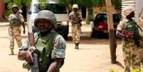 Soldados nigerianos custodian las oficinas de la televisión en Maiduguri, Nigeria, bajo la amenaza de un ataque de Boko Haram, 6 de junio de 2013.  Foto: AP