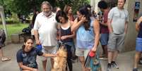 A estudante Desiree Barros, 18 anos, brinca com Dimitri, da raça Golden Retriever; com a ajuda dos pais, ela também levou a Schnauzer Chica para a USP, onde presta o vestibular da Fuvest neste domingo  Foto: Débora Melo / Terra