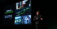 Presidente da Nvidia, Jen-Hsun Huang, apresenta o novo chip da empresa para carros inteligentes  Foto: Nvidia / Divulgação