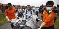 Neste domingo, a quinta grande parte da aeronave foi encontrada  Foto: Darren Whiteside / Reuters