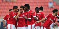 Jogadores do Internacional comemoram vit&oacute;ria na Copinha  Foto: Helio Suenaga / Futura Press