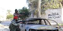 Forças pró-governo da Líbia miram suas armas durante confrontos com os revolucionários líbios, uma aliança formada por  antigos rebeldes anti-Kaddafi, em Benghazi, em 28 de dezembro   Foto: Esam Omran Al-Fetori / Reuters