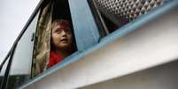 Menina vai para casa de ônibus, após aula, em Katmandu, no Nepal. 24/09/2014  Foto: Navesh Chitrakar / Reuters