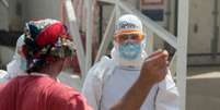 <p>Agente de saúde aguarda novos pacientes de ebola no centro de tratamento da organização Save the Children nos arredores de Freetown, em Serra Leoa, em dezembro de 2014</p>  Foto: Baz Ratner / Reuters