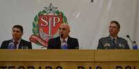 <p>Alexandre de Moraes (centro) entre o delegado geral da Polícia Civil, Youssef Abou Chaim (à esquerda), e o comandante geral da Polícia Militar, Ricardo Gambaroni (à direita)</p>  Foto: Rodrigo Paneghine / Secretaria de Segurança Pública