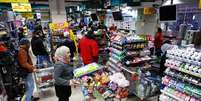 Consumidores compram produtos em supermercado de Jerusal&eacute;m &agrave; espera da chegada de nevasca na regi&atilde;o. 06/01/2015  Foto: Ronen Zvulun / Reuters