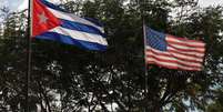 Bandeiras de Cuba e dos Estados Unidos em Havana. 19/12/2014  Foto: Enrique De La Osa / Reuters