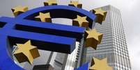 <p>Escultura do logo do euro em frente à sede do Banco Central Europeu, em Frankfurt</p>  Foto: Ralph Orlowski / Reuters