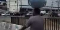 Homem é flagrado carregando botijão na cabeça em São Paulo  Foto: YouTube / Reprodução