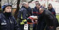 Bombeiros e policiais trabalham no resgate das vítimas do ataque terrorista contra a revista satírica "Charlie Hebdo"  Foto: Philippe Wojazer  / Reuters