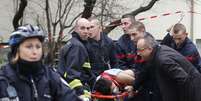 <p>Bombeiros levam vítima em maca após ataque a jornal satírico em Paris</p>  Foto: Jacky Naegelen / Reuters