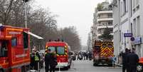 <p>Policiais investigam tiroteio na sede da revista francesa Charlie Hebdo, em Paris, na França, em 7 de janeiro</p>  Foto: Youssef Boudlal / Reuters