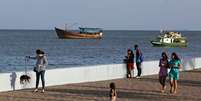 Pessoas caminham em frente ao mar na Cidade do Panamá. 06/01/2015  Foto: Carlos Jasso / Reuters