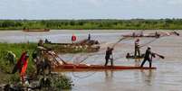 Pescadores lançam rede no rio Arauca, em El Yagual, no Estado de Apure. 04/11/2014  Foto: Carlos Garcia Rawlins / Reuters