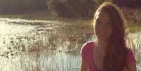 A adolescente estava caminhando com Jessie na beira do lago quando, de repente, o crocodilo fez o ataque  Foto: Daily Mail / Reprodução