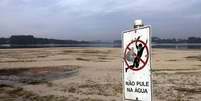 Placa em parte seca da represa de Guarapiranga, em S&atilde;o Paulo, em 21 de novembro de 2014.  Foto: Paulo Whitaker (BRAZIL - Tags: DISASTER ENVIRONMENT) / Reuters