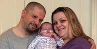 Bella e os pais, Graeme Davison e Vicky Jackson  Foto: Daily Mirror / Reprodução