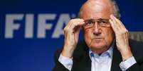 FIFA President Sepp Blatter adjusts his glasses as he addresses a news conference after a meeting of the FIFA executive committee in Zurich September 26, 2014.  Foto: Arnd Wiegmann / Reuters