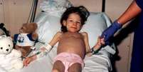 Quando foi encontrada pela polícia, a menina pesava apenas 11kg, aos oito anos, e teve de receber tratamento no hospital  Foto: The Mirror / Reprodução