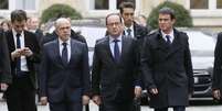 <p>O presidente francês, Francois Hollande (centro), o primeiro-ministro Manuel Valls (à direita) e ministro do Interior, Bernard Cazeneuve (à esquerda) deixam o Ministério do Interior, após uma reunião de crise com prefeitos franceses em Paris, em 09 de janeiro </p>  Foto: Patrick Kovarik / Reuters