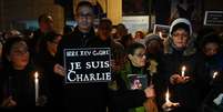 Alguns carregavam cartazes com mensagens como "Eu me chamo Mohammed, mas também Charlie Hebdo" ou "Sou marroquino e também sou Charlie Hebdo"  Foto: AFP