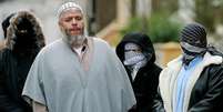 Foto de arquivo do clérigo Abu Hamza al-Masri, datada de 7 de fevereiro de 2003. 07/02/2003  Foto: Matt Dunham / Reuters