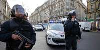 <p>Polícia francesa bloqueia avenida após alerta de segurança em Paris</p>  Foto: Philippe Wojazer / Reuters