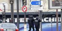 <p>Polícia francesa cerca supermercado em Paris, onde pessoas são mantidas reféns</p>  Foto: Charles Platiau / Reuters