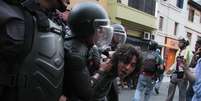 Manifestante é detido por policiais durante ato contra o aumento da tarifa dos transportes em São Paulo  Foto: Leonardo Benassotto / Futura Press