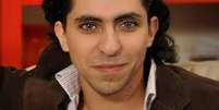 <p>Raif Badawi criou um fórum online para encorajar o debate sobre religião e política no país</p>  Foto: Twitter
