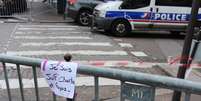 <p><em>"Eu sou Charlie, judeu e francês</em>", diz cartaz em meio a flores</p>  Foto: Fernando Diniz / Terra