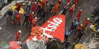 A cauda do avião da AirAsia, retirada do Mar de Java por oficias indonésios, neste sábado, será transferida de navio até o porto de Kumai para ser analisada  Foto: Prasetyo Utomo / AP