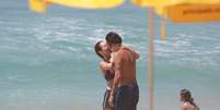 Juliana Didone e o namorado trocam beijos em praia no RIo de Janeiro  Foto: Dilson Silva / AgNews