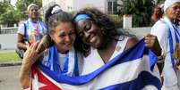 Dissidentes soltas recentemente Aide Gallardo e Sonia Garro posam com bandeira de Cuba durante marcha em Havana. 11/01/2015  Foto: Reuters