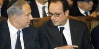 O presidente francês e o premiê de Israel conversam durante cerimônia   Foto: Matthieu Alexandre / Reuters
